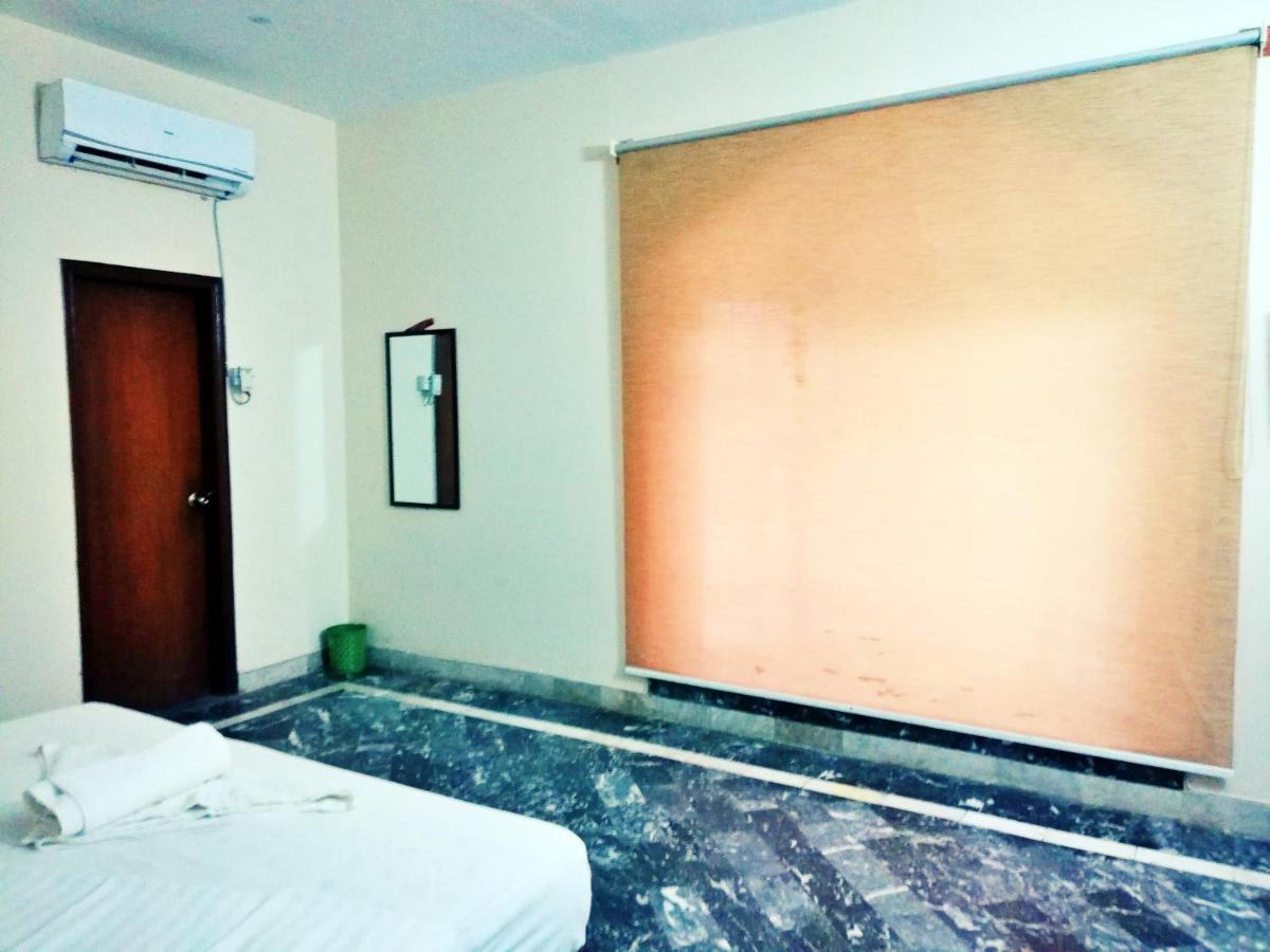 Hotel Rose Inn ลาฮอร์ ภายนอก รูปภาพ