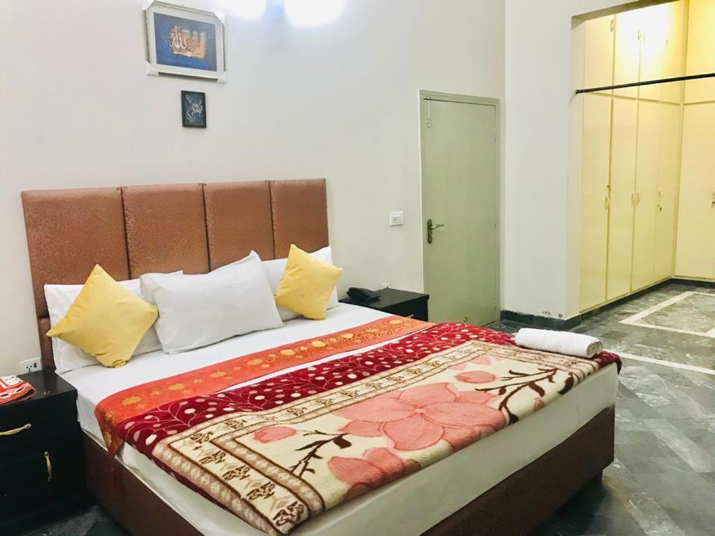 Hotel Rose Inn ลาฮอร์ ภายนอก รูปภาพ